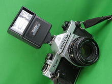 Charger l'image dans la galerie, Cameras - Pentax K1000 and Vivitar 16M Electronic Flash