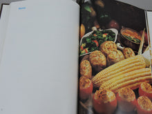 Charger l'image dans la galerie, Cook Books - Assorted - Microwave Cooking - Candle - 137 Pages