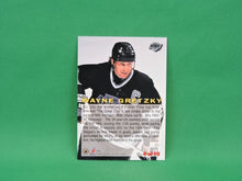 Charger l'image dans la galerie, Collector Cards - 1995 - Fleer - #4 0f 10 - Headliner - Insert Card - Wayne Gretzky