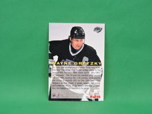 Charger l&#39;image dans la galerie, Collector Cards - 1995 - Fleer - #4 0f 10 - Headliner - Insert Card - Wayne Gretzky
