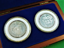 Charger l&#39;image dans la galerie, Currency - Silver 2 Coin Set - 1986 - US - Charleston Mint - Statue of Liberty and Constitution
